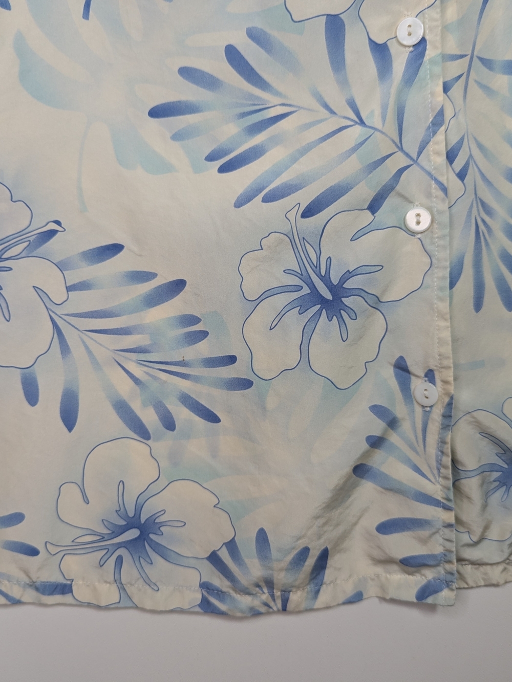 Vintage Silk Hawaiian Shirt Womens M Pastel Blues and Off White Darting - Picture 2 of 15
